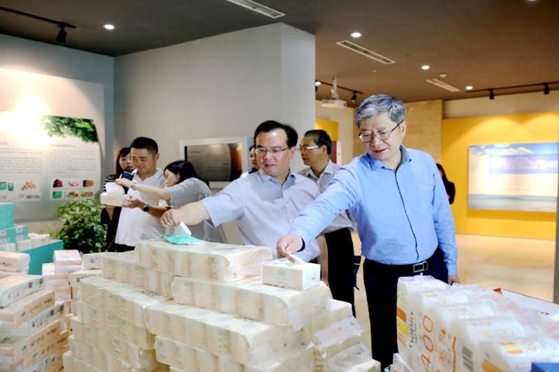 2019年 5月22日，时任浙江省社会组织综合党委专职副书记、省民政厅社会组织管理局局长蔡国华莅临亿万28官网调研企业发展情况和党建工作