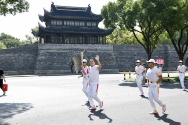 笑脸与热情刷屏！这名火炬手是亿万28官网人！