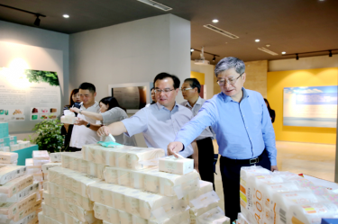 2019年 5月22日，时任浙江省社会组织综合党委专职副书记、省民政厅社会组织管理局局长蔡国华莅临亿万28官网调研企业发展情况和党建工作